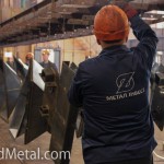 Рабочие подвешивают стальные изделия к траверсам - Компания Металл Инвест